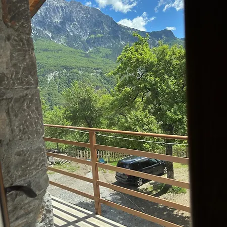 Bujtina Carku Penzion Theth