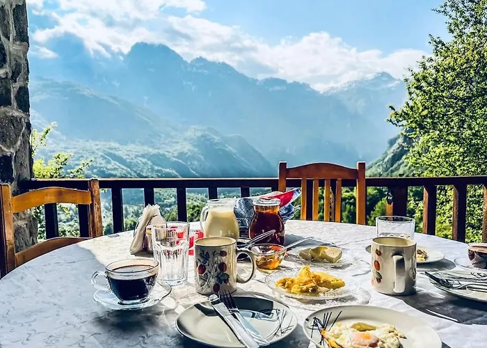 Bujtina Carku בית הארחה *